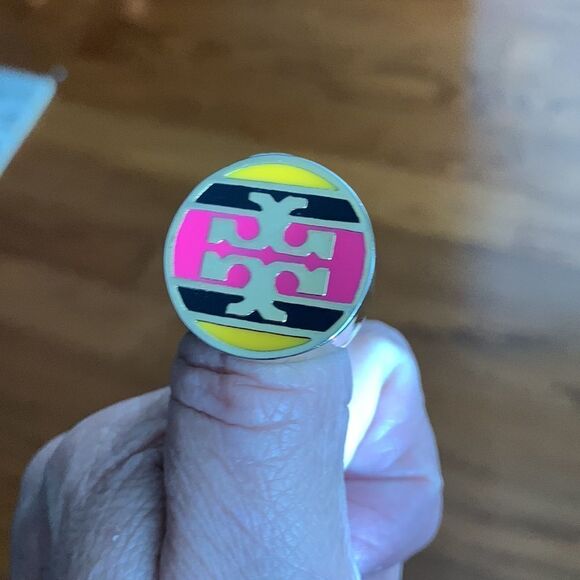 Chunky goldtone Size 8.5 costume ring.  Definitely a statement piece - Picture 5 of 9